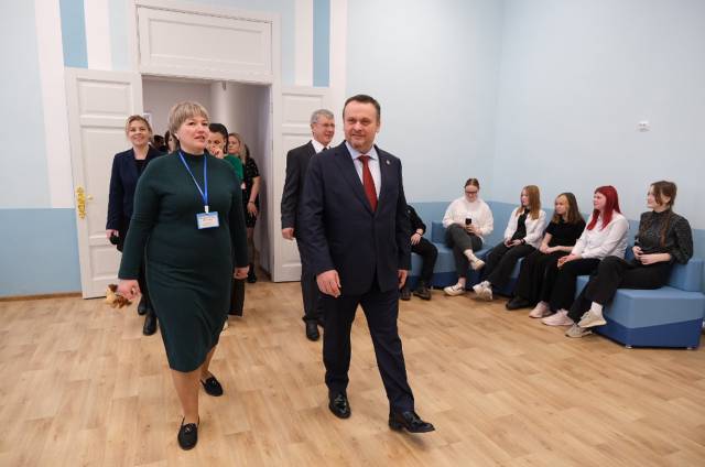 Экскурсию по обновлённой крестецкой школе губернатору Андрею Никитину провела её директор Татьяна Иванова.