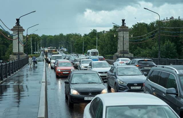 Интеллектуальная система управления транспортным потоком умеет определять загруженность участков дороги и перекрёстков и регулировать работу светофоров.