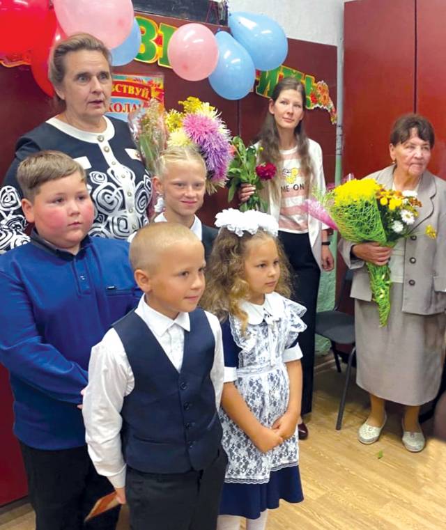 Галина Егоровна Зубкова (крайняя справа) с коллегами и учащимися на праздновании Дня знаний.