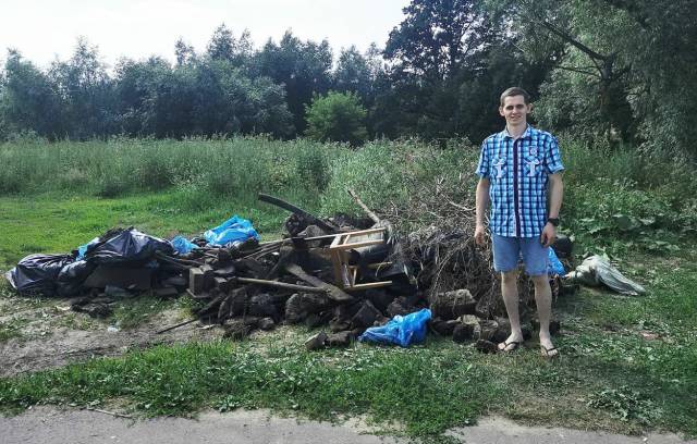 Алексей – живой пример экологического поведения. На фото он после уборки мусора на реке Веряже.