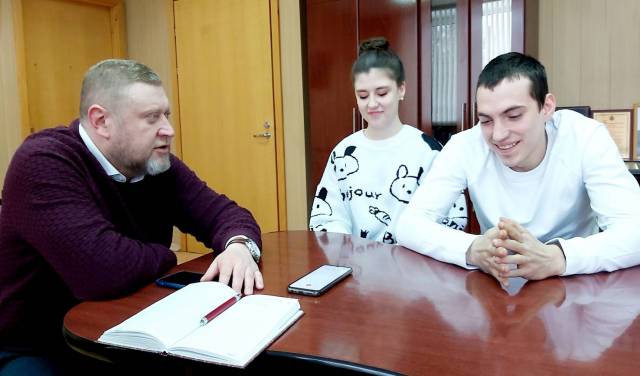 На встрече с главой администрации Любытинского района Андреем Устиновым Виктор рассказал, как бойцы преодолевают трудности и в чём они нуждаются.