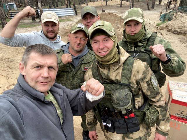 Андрей Старостин и Роман Малков в гостях у новгородских бойцов в районе Северодонецка.