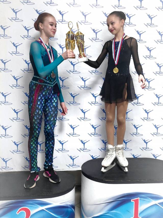 Победительница соревнований София Самуйлик вместе с серебряным призёром Софьей Царёвой.
