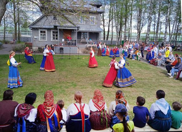 Фестиваль идеально вписался в убранство дворика Дома-музея в Сябреницах.
