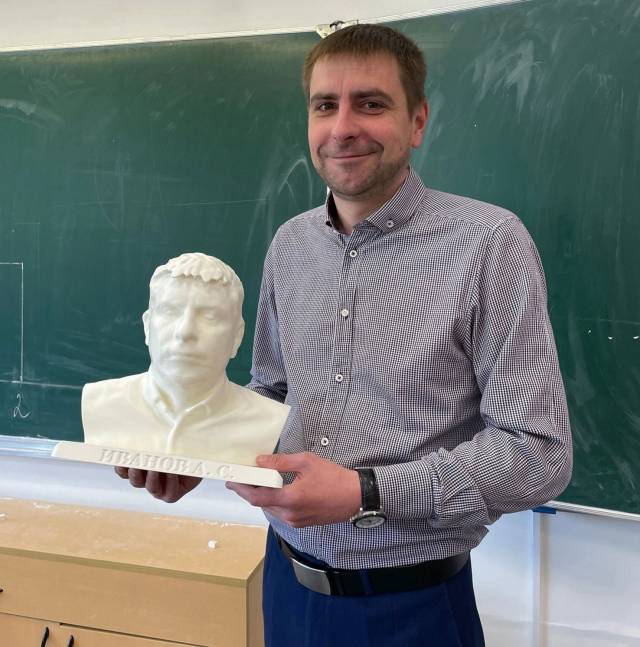 Для любимого учителя физики Александра Сергеевича Иванова (на фото) Егор Изюмов сделал бюст.