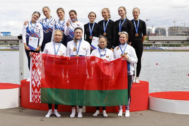 Белорусский экипаж опередил россиянок на 0,065 секунды. Ульяна Назина — во втором ряду крайняя слева.