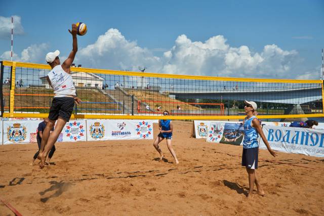 Новгородские волейболисты регулярно становятся победителями и призёрами окружного турнира.