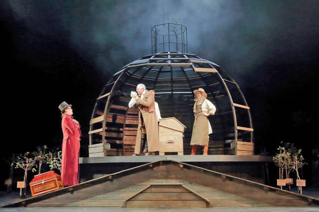 «Мёртвые души» на сцене Новгородского театра драмы стали масштабным полотном.