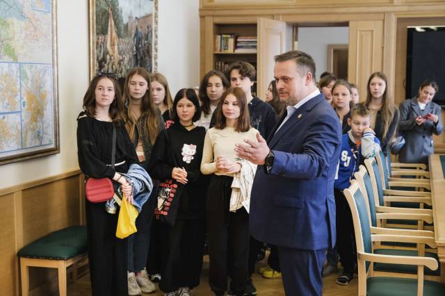 Школьники из Запорожья с интересом слушали губернатора.