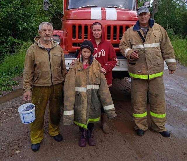 В Маловишерском районе пожарные помогли выйти из леса заблудившимся там двоим взрослым и мальчику.