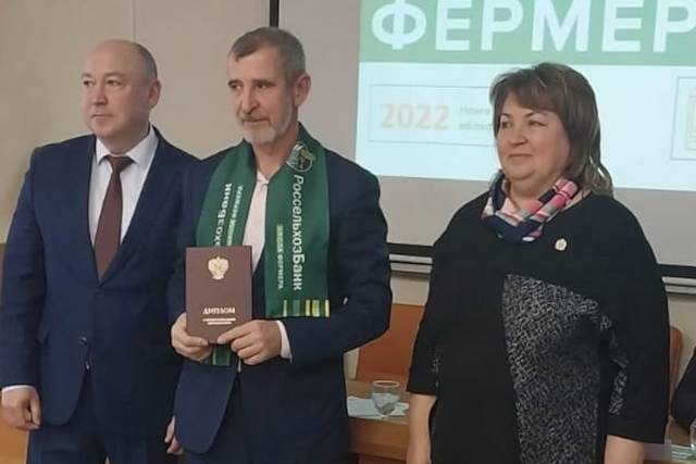 Владимир Макарец (в центре) — выпускник областной «Школы фермера» 2022 года.