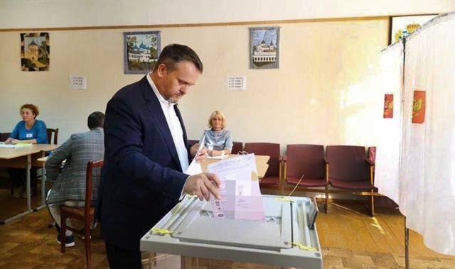 В дни выборов Андрей Никитин, как и другие горожане, побывал на избирательном участке, чтобы проголосовать.