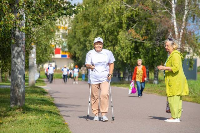 Пожилым людям важно для здоровья наполнить жизнь активным времяпрепро-вождением.