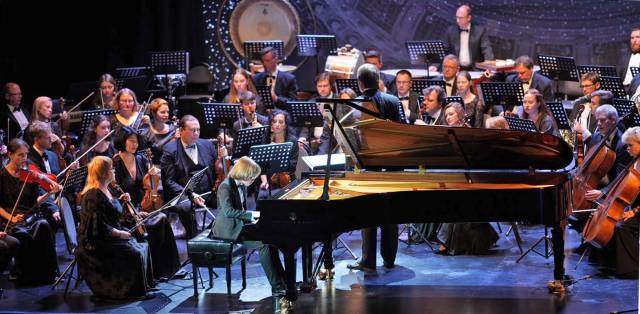 Новый творческий сезон в Новгородской филармонии открылся концертом Губернаторского симфонического оркестра.