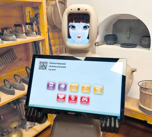 Краеведческий музей в этом году получил новое выставочное оборудование — аудиогиды, сенсорный стол и сенсорную стойку, голографическую 3D-пирамиду и робота-экскурсовода Машу. Она может самостоятельно передвигаться по музею и отвечать на вопросы посетителей.