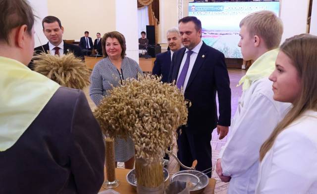 В День работника сельского хозяйства Андрей Никитин особо отметил необходимость развития образования, агротехнологий, биоинженерии. Ведь будущее принадлежит молодёжи.
