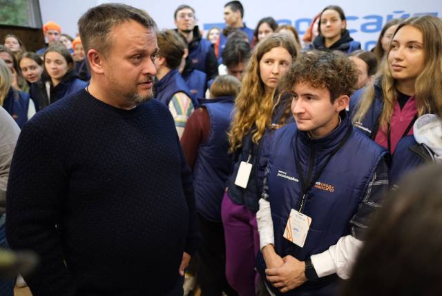 В рамках второй смены форума студенты и выпускники выработали предложения по развитию концепции «Великий Новгород — город-университет» и представили их губернатору Андрею Никитину.