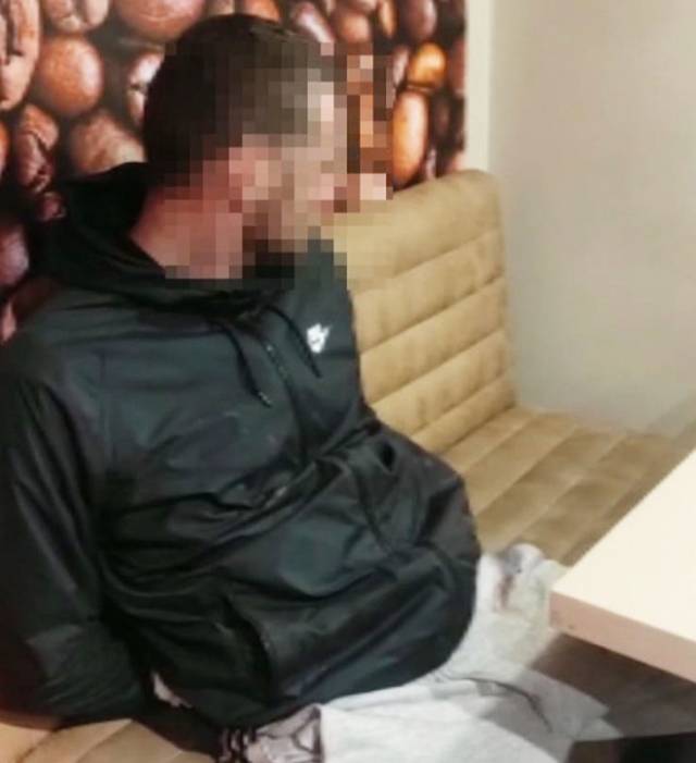 Задержанный по подозрению в разбойном нападении Антон Б. в помещении кафе в здании АЗС в Новгородском районе.