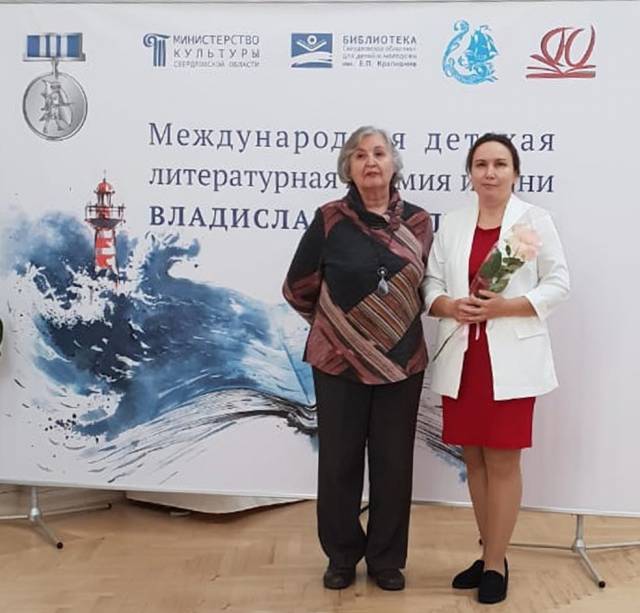 Светлана Потапова (справа) вместе с Ириной Крапивиной на церемонии вручения премии.