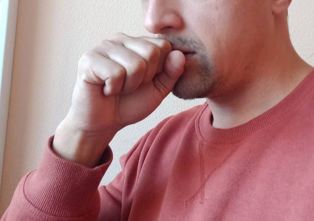 Одышка и кашель — основные симптомы ХОБЛ.