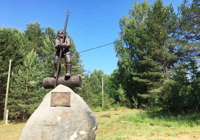 Скульптура сплавщика расскажет гостям деревни Городок о её славной истории.