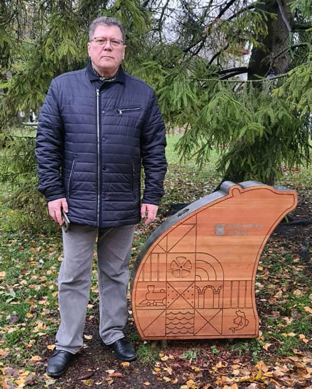 Глава района и «его» медвежонок (символ Шимска) в Кремлёвском парке.