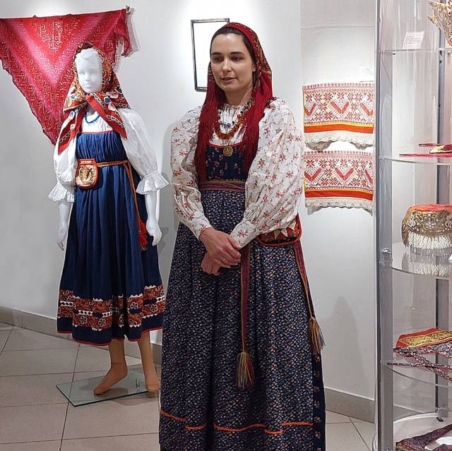 Мастер Анастасия Каменская предпочитает носить народные сарафаны и в жизни.