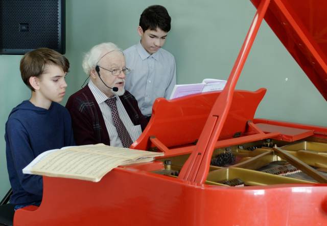В рамках проекта профессор  Игорь Лебедев проводит для детей индивидуальные  мастер-классы.