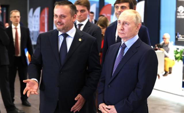 Андрей Никитин и Владимир Путин в ходе посещения ИНТЦ «Интеллектуальная электроника — Валдай», 21 сентября 2023 года.
