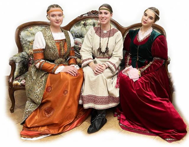 В коллекции «Средневековая Ганза» студентки представили два костюма знатных немок и один — новгородки.