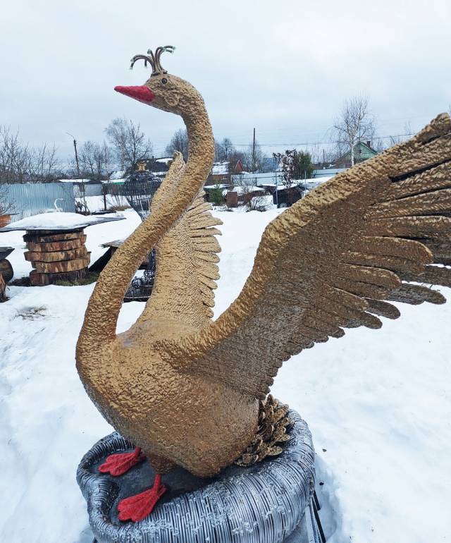 Свои скульптуры мастер Алексей Устинов делает из разных материалов — дерева, металла и даже снега.