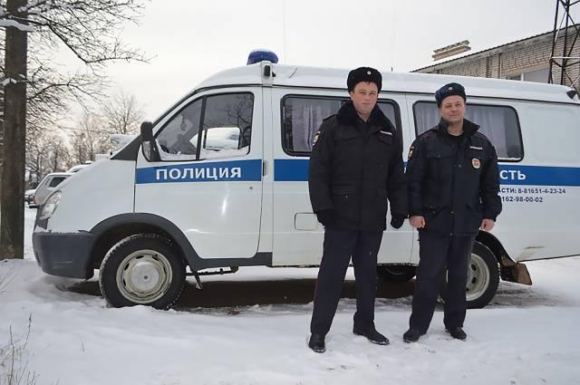 Майор полиции Алексей Скородумов (справа) и сержант полиции Валерий Арефьев после завершения поиска и спасения потерявшегося мальчика.