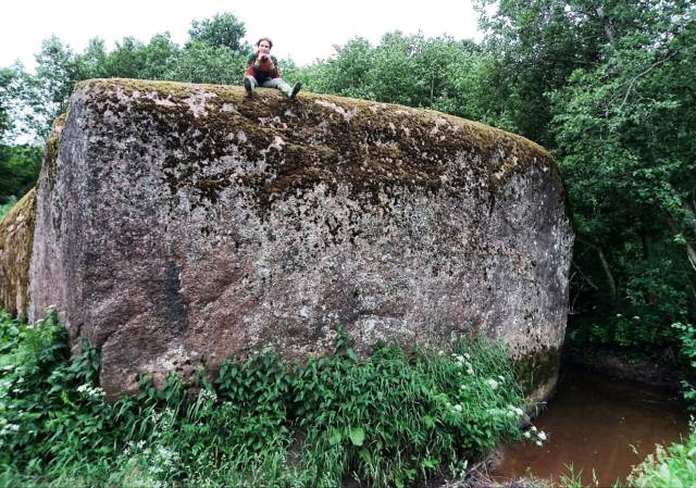 Валун у деревни Камень — самый крупный на территории Новгородской области. Он относится к культовым камням, объектам языческого поклонения.