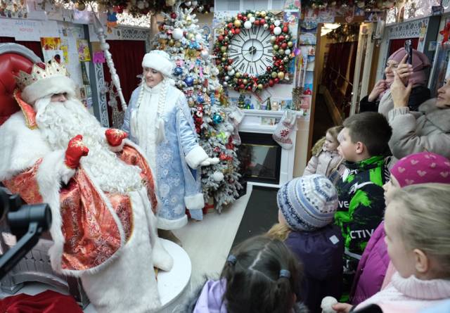 Передвижная резиденция Деда Мороза путешествует по всей стране. Она посетит более 80 городов.