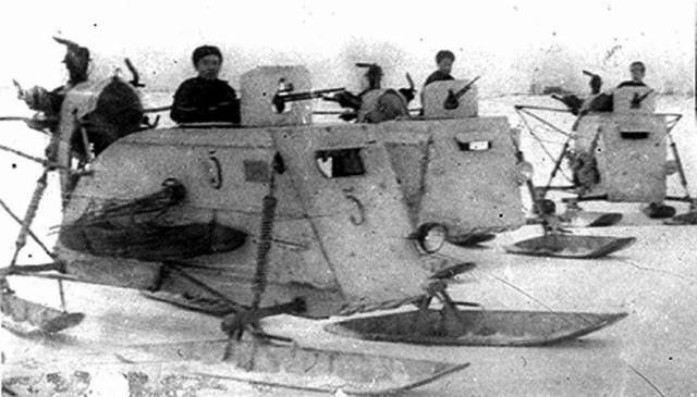 Двигаясь с высокой скоростью, небольшие группы боевых пулемётных аэросаней в сопровождении лыжников сбивали немногочисленные немецкие заслоны, не ожидавшие стремительного нападения.