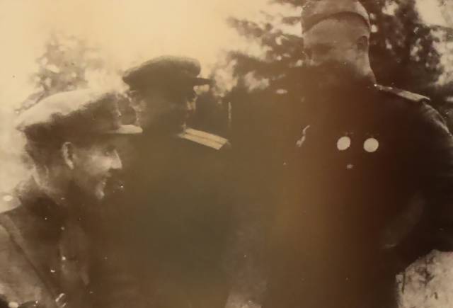 Герой Советского Союза Ф.А. Харченко (справа) беседует с командирами частей 13-го стрелкового полка 2-й стрелковой дивизии 59-й армии Волховского фронта. 1943 год.