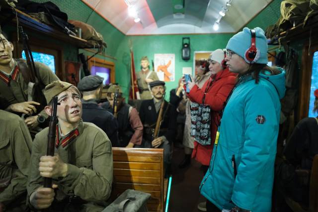 У посетителей «Поезда Победы» создаётся полное ощущение того, что они едут в военном составе, а за окнами идут бои.