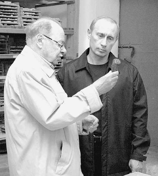 Академик Валентин Янин рассказал Владимиру Путину о наиболее интересных археологических находках, 2004 г.
