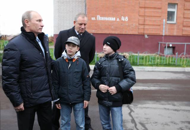 Владимир Путин, Сергей Митин и мальчики с новгородского двора.