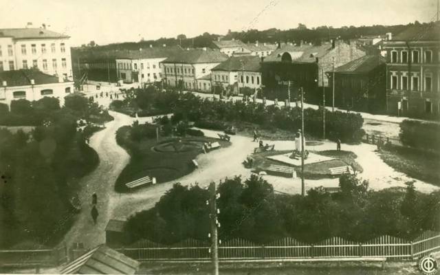 Боровичи. Сквер у городского театра. 1932 год.