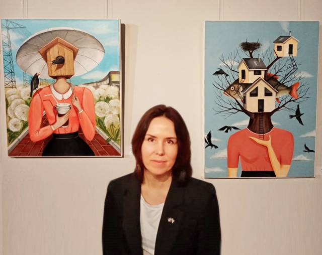 На выставке Сании Слюсаревской представлены две чердачные картины: одна, как она объяснила, про внутренний диалог, вторая — про места, которые она считает своим домом.