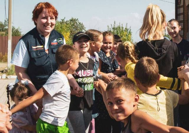 Главная награда для Александры (слева) — счастливые улыбки детей Донбасса.