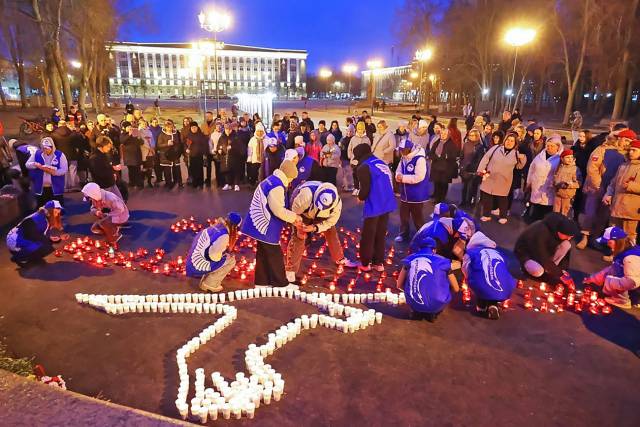 В память о погибших людях в городах России загорелись тысячи свечей.