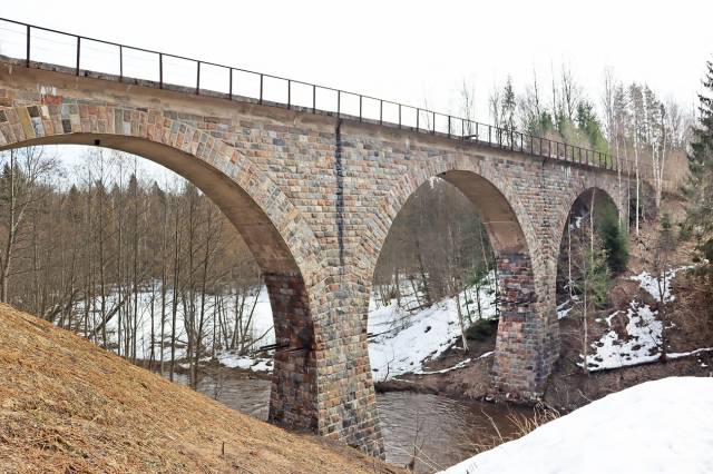 Каменный арочный мост через реку Ярынью был открыт в 1916 году.