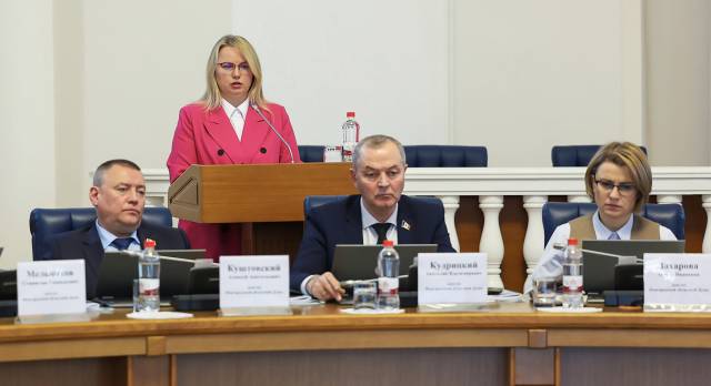 Правительственный час с участием министра Светланы Семёновой.