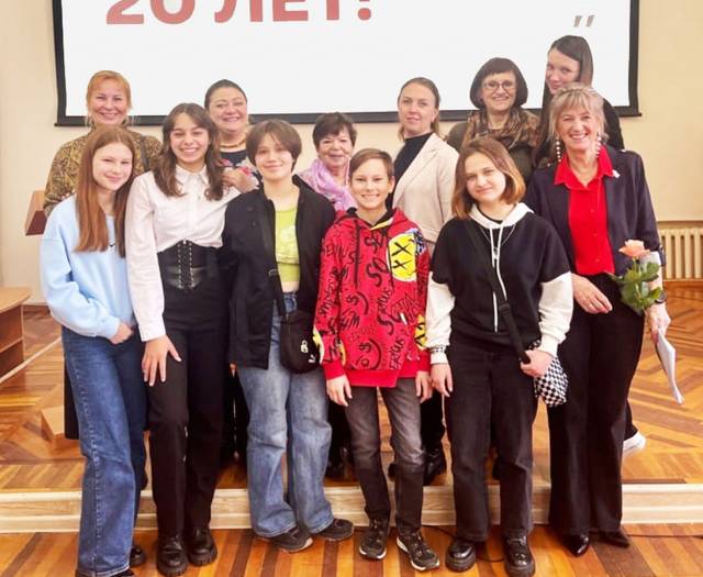 На Тотальный диктант пришли три поколения выпускников новгородской школы  № 4. Справа в первом ряду — Маргарита Лихачёва.