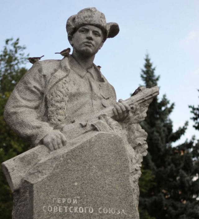 Памятник Лёне Голикову в Великом Новгороде.
