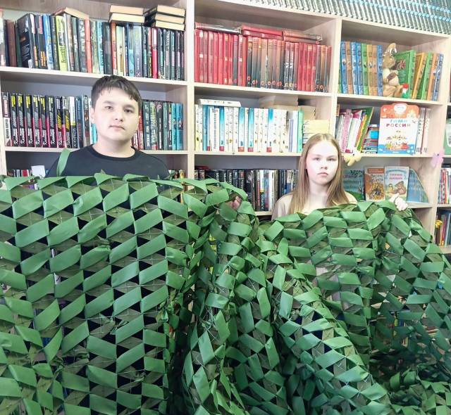На днях волонтёры подготовили к отправке гигантские сети, которые сплели в Подберезской сельской библиотеке.