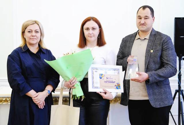 Анна Тимофеева вручила победителям регионального этапа конкурса «Семья года» памятные награды.