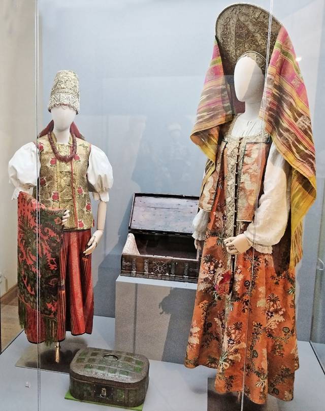 Часть предметов крестьянской одежды для выставки предоставил российский художник Иван Глазунов.